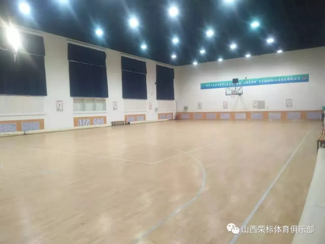 老年篮球爱好者如何保持罚球的手感?_0